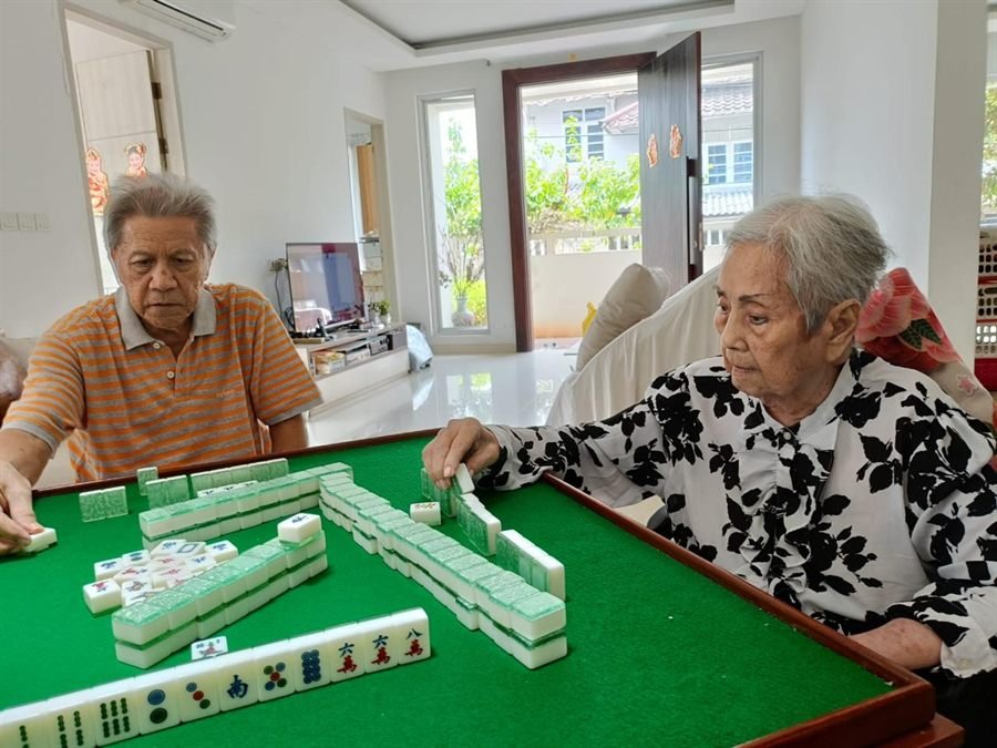 Meja mahjong dengan suasana ruangan yang hangat