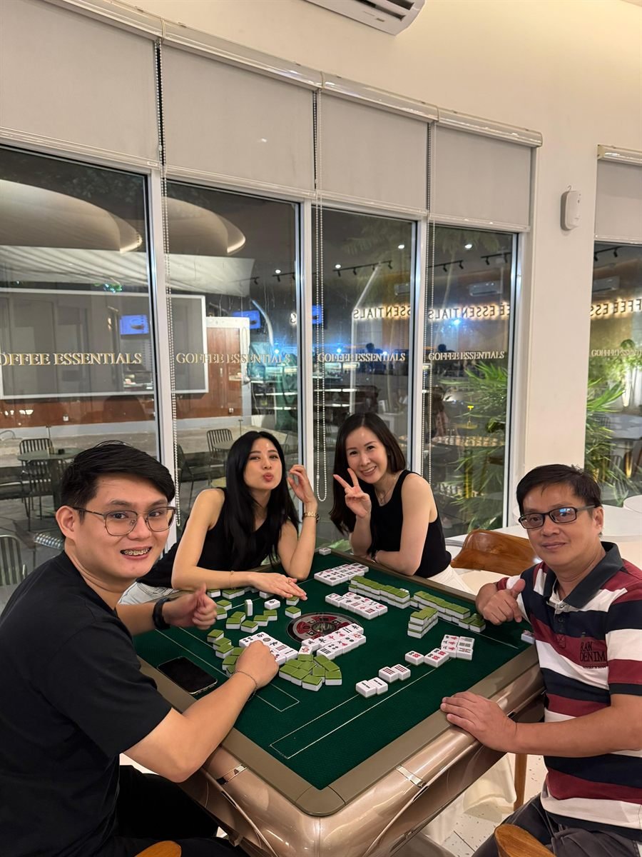Pemain bermain mahjong santai bersama teman